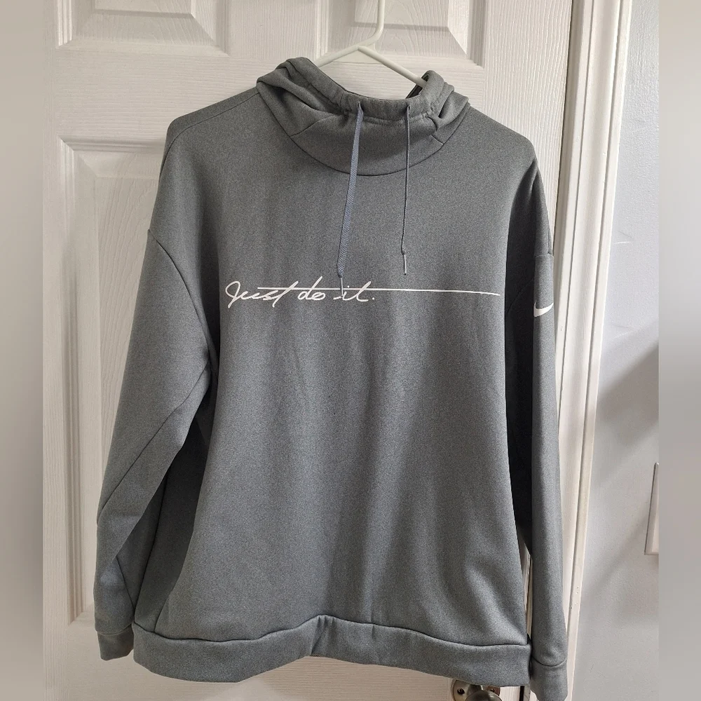 Womens NIKE Therma Hoodie Medium Gray Like New Stretch Sporty